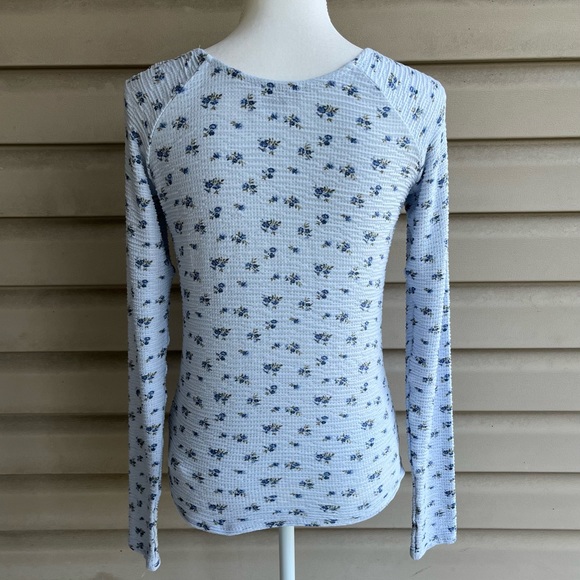 •Hollister• Floral V-Neck Soft Knit Top - Size Large - Picture 5 of 8